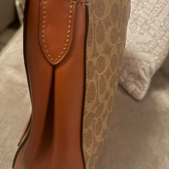 Coach Tan Leather Detail - Picture 2 of 8